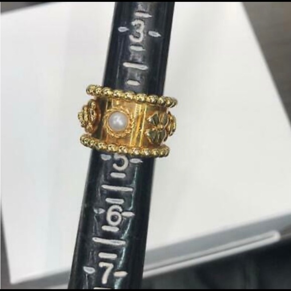 CHANEL 18K YELLOW GOLD PEARL CLOVEF RING SIZE 4.5 - Picture 6 of 6